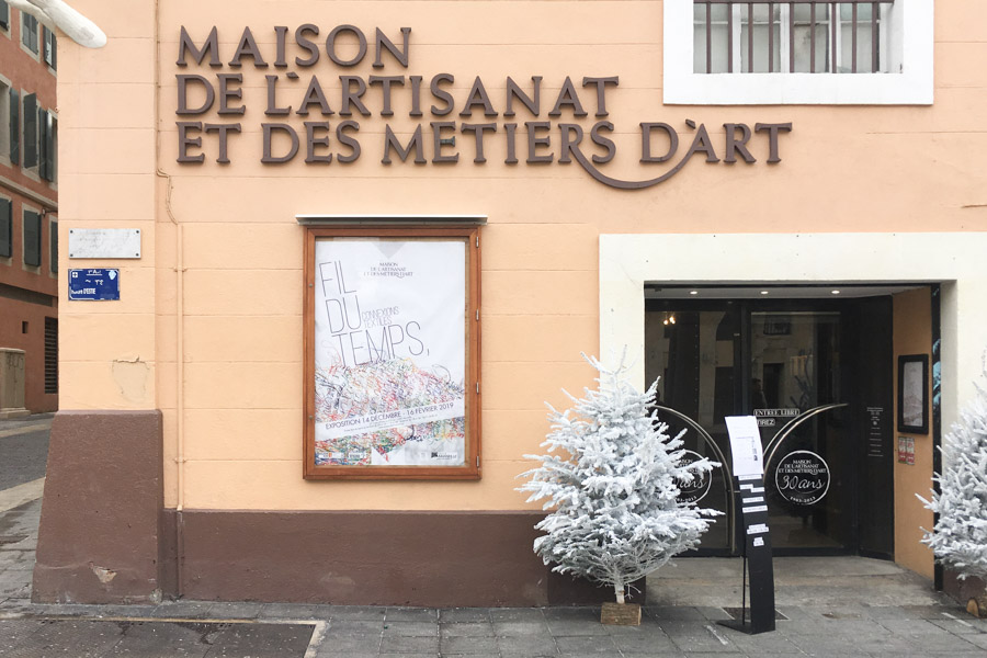 View of the exhibition “Thread of time, textile connections”