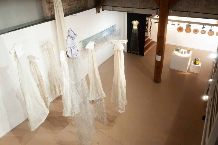 View of the exhibition “Thread of time, textile connections”
