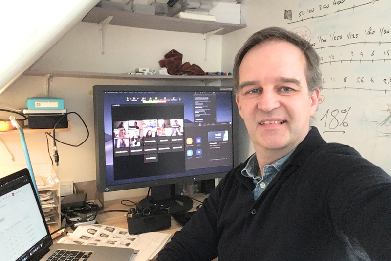 Enseignement à distance de la photographie à des étudiants de l'IIM, l'Institut de l'Internet et du Multimédia, par le photographe Eric Valdenaire à Paris en avril 2020, durant la phase de confinement liée au virus COVID-19.