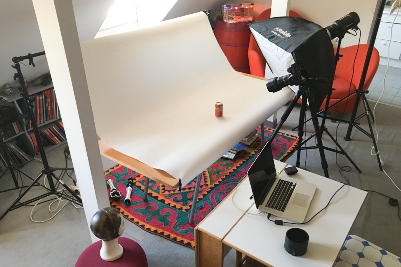 Démonstration et enseignement à distance par le photographe Eric Valdenaire d'une séance de prise de vue produit pour des étudiants de l'IIM, l'Institut de l'Internet et du Multimédia, à Paris en avril 2020, durant la phase de confinement liée au virus COVID-19.